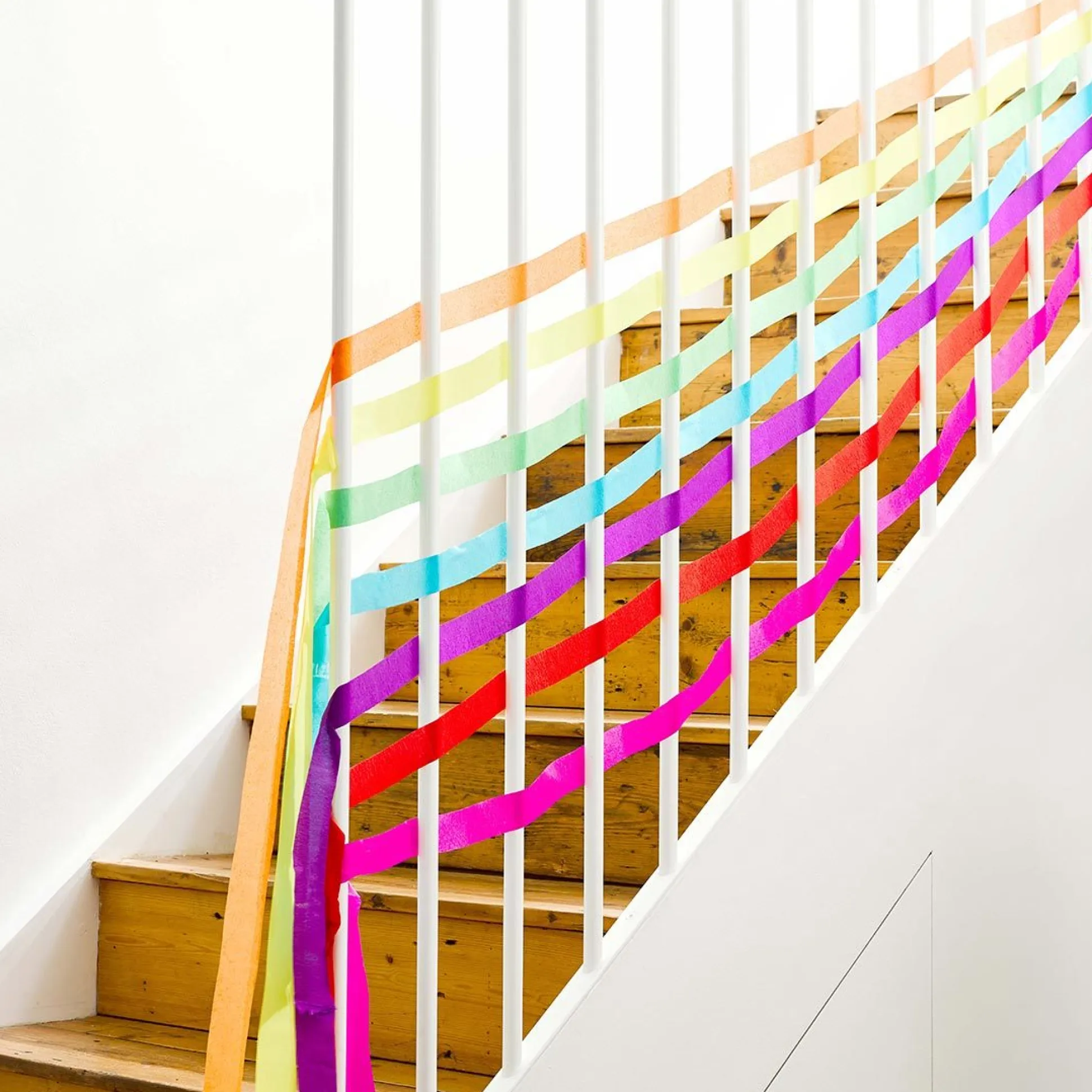 Bright Rainbow Party Streamers 7ct