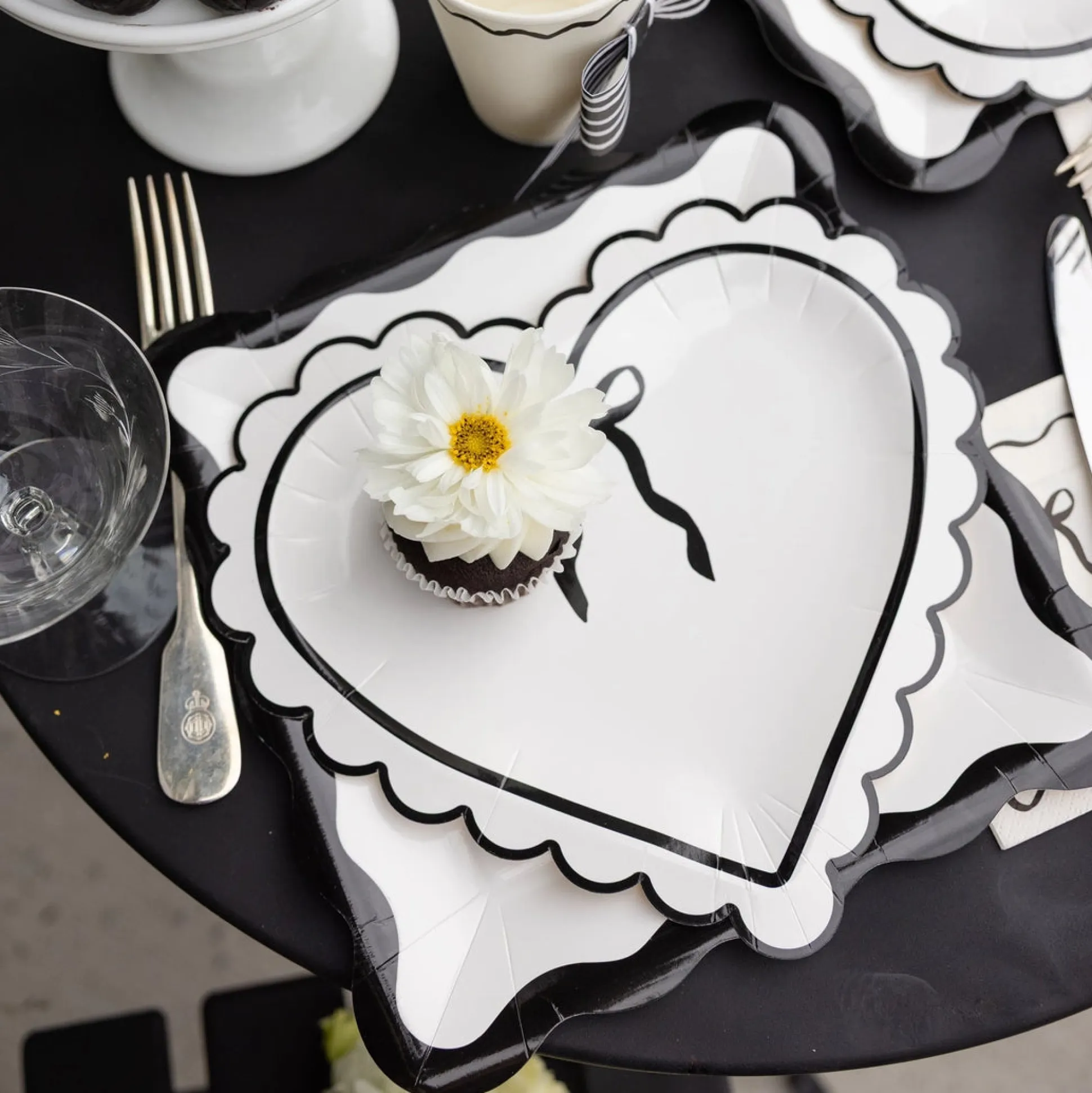 Cream & Black Ric Rac Dinner Plates 8ct