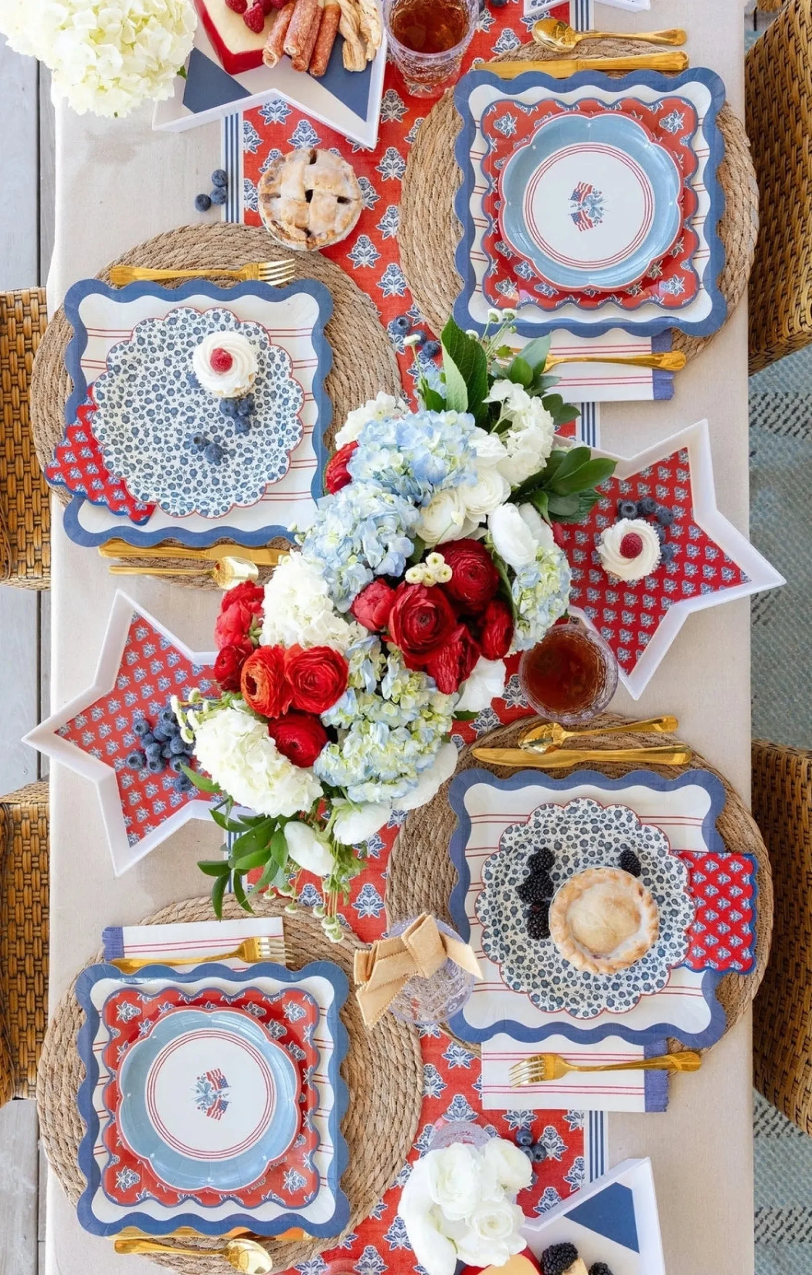 Hamptons Red Floral Lunch Plates 8ct