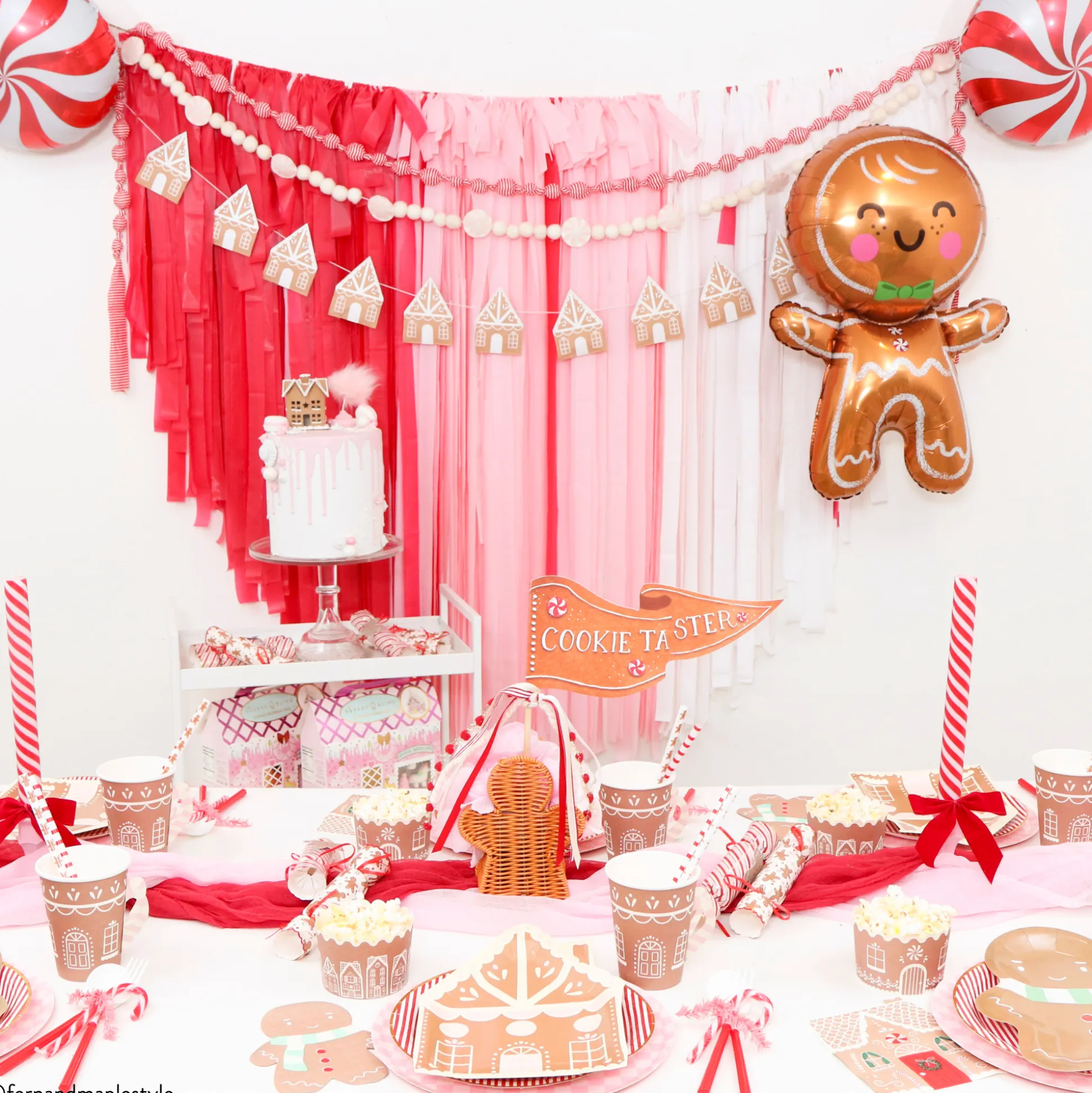 Pink Gingerbread House Lunch Plates 8ct